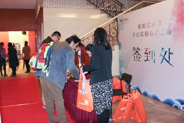 解密催眠神奇之處，帶來奇妙體驗(yàn)，為本教研《催眠公開課》暨催眠療愈工作坊