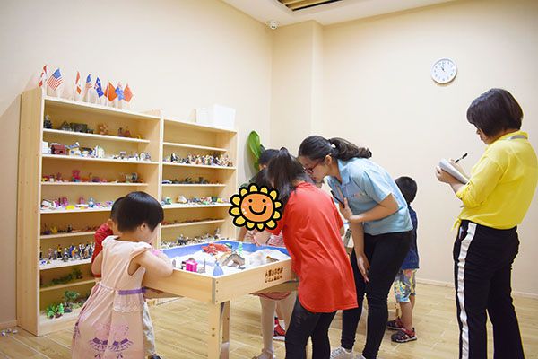 兒童心理疏導玩沙盤游戲