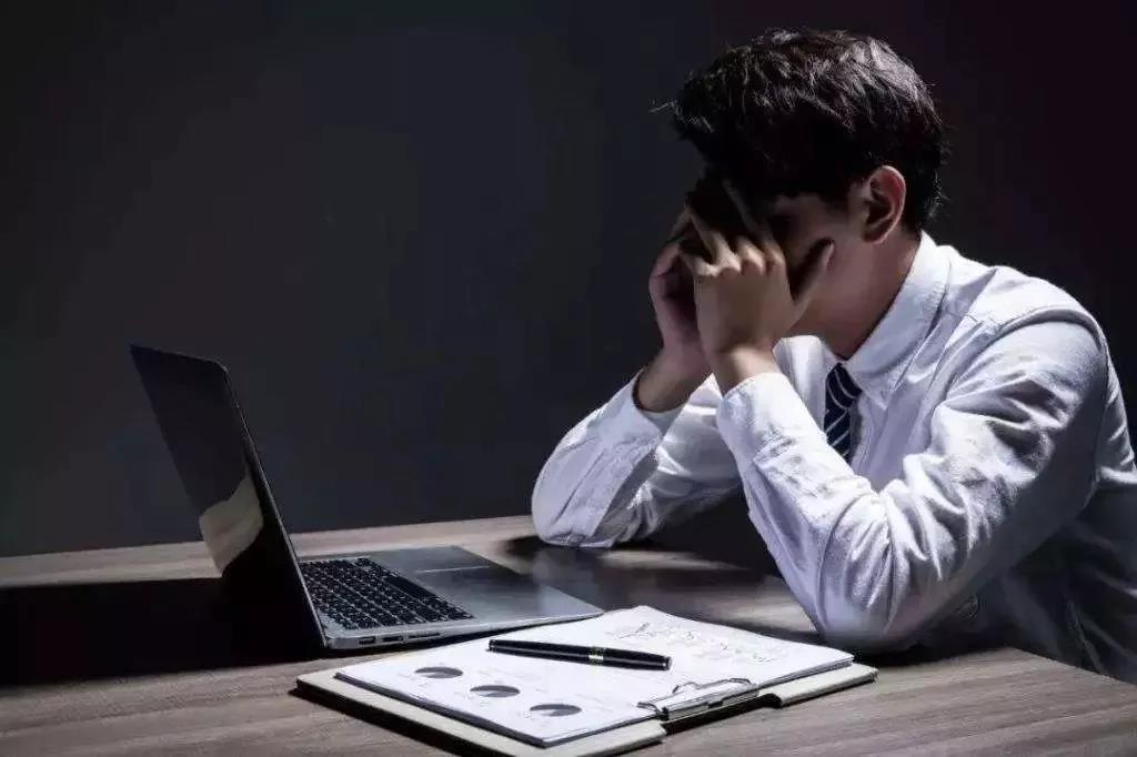 職場(chǎng)打壓，中年危機(jī)，他靠什么活出了更好的狀態(tài)？